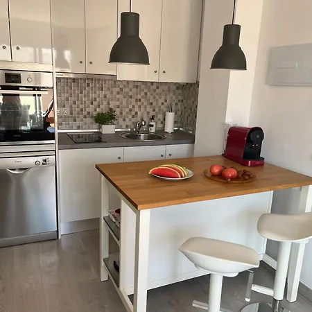 Lets In The Sun - Clavel Apartmán *